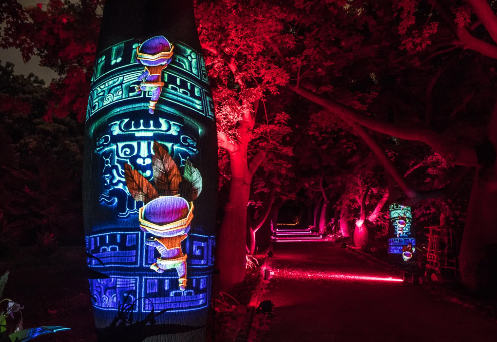 Anima Mundi, proiezioni su totem nel viale