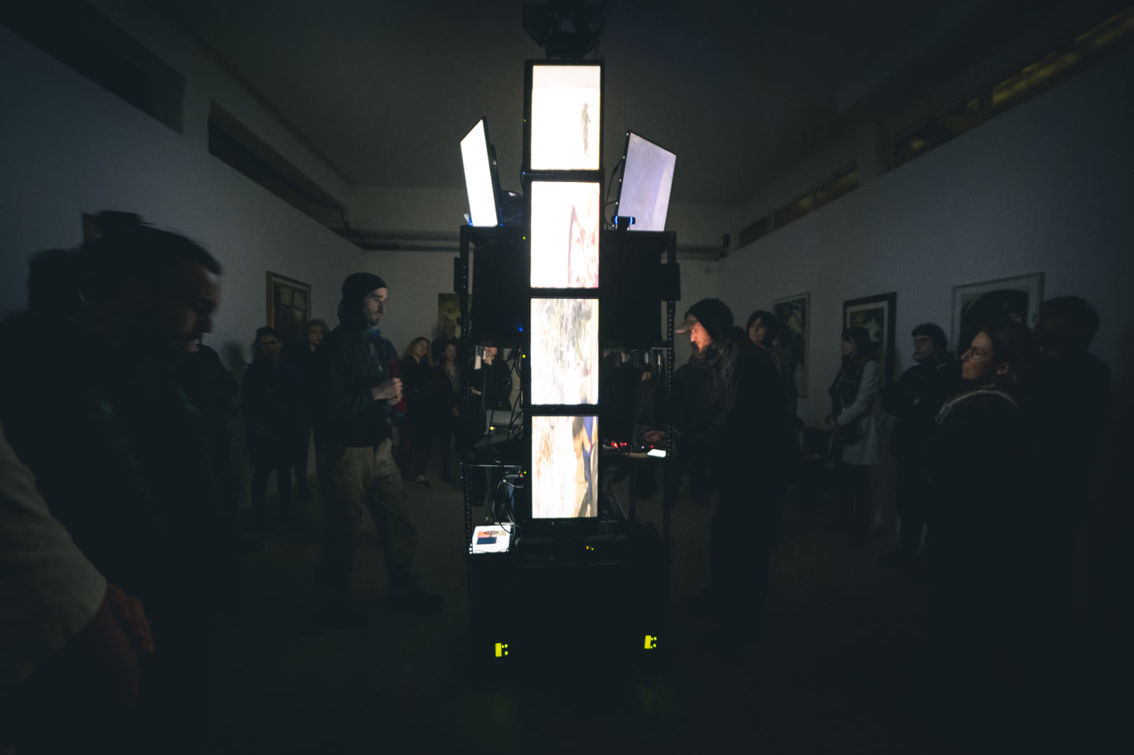 Caosmosi, il pubblico attorno all'installazione