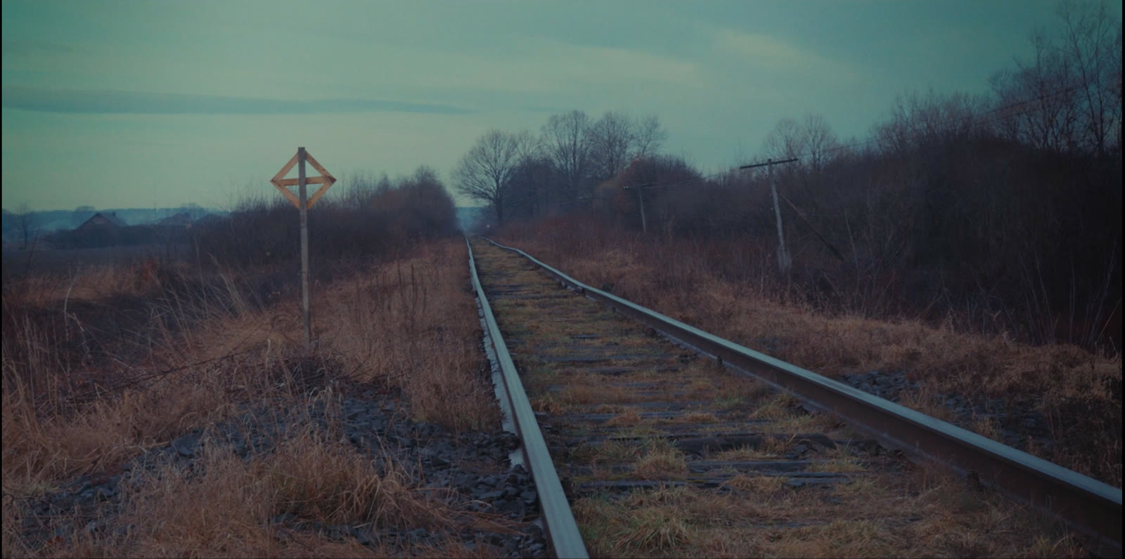 Hung Land, fotogramma: binari nella campagna ucraina