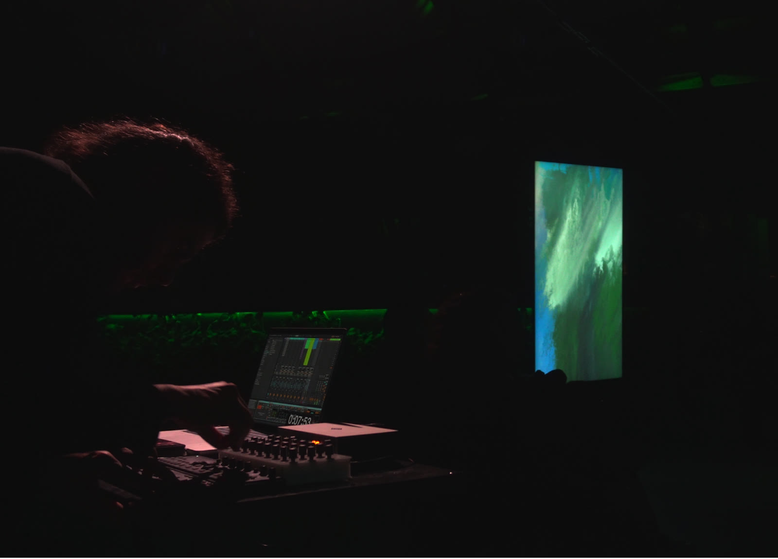 Rustle, postazione live con visual in tempo reale