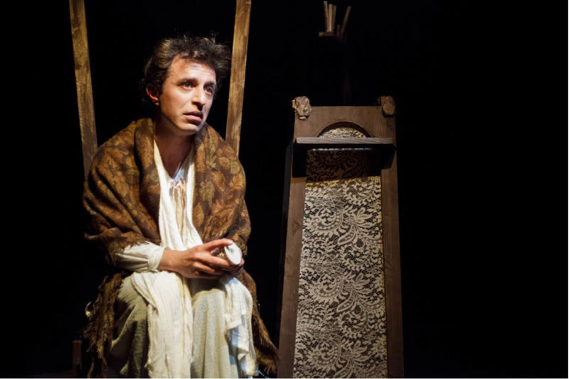 Tripolis, Dario Muratore in scena con lo scialle