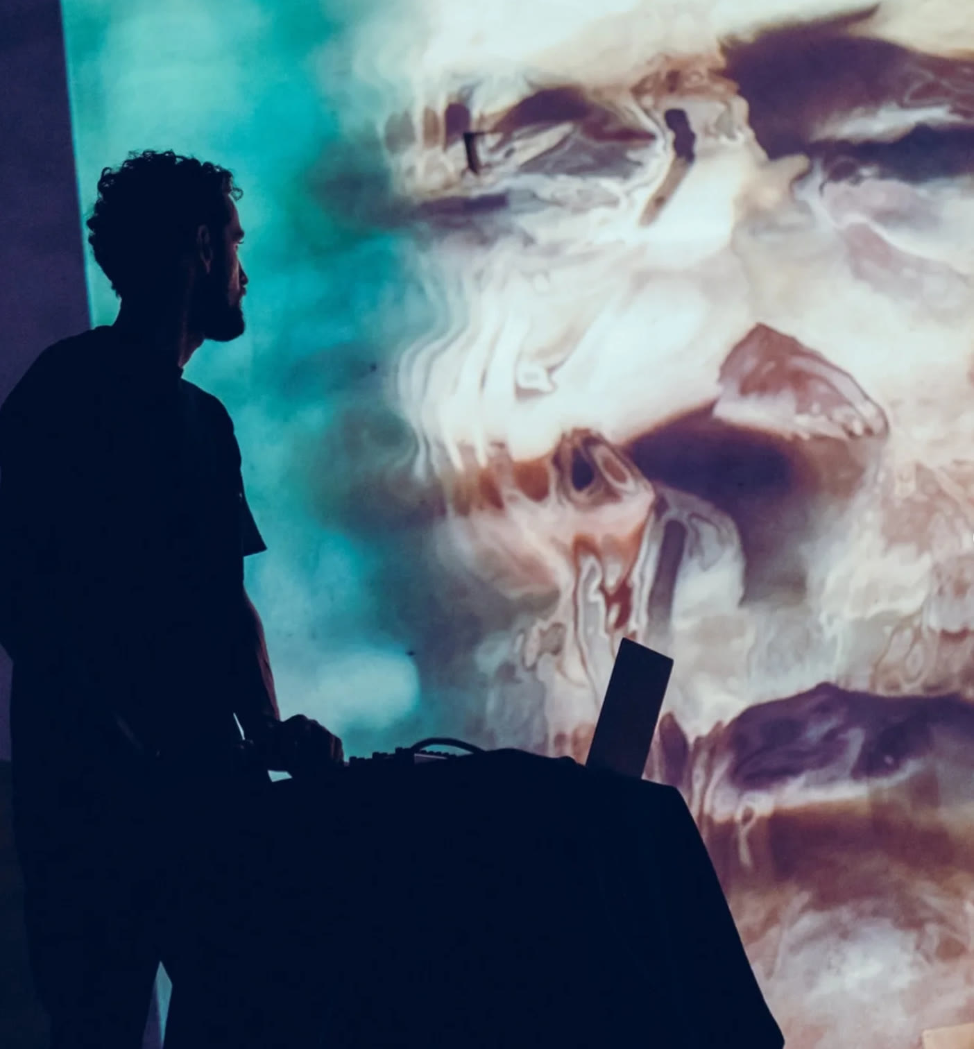 X6, performance dal vivo davanti ai visual proiettati
